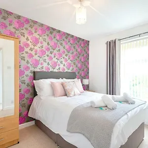 Free Parking, Spacious Living Room, Garden Apartment